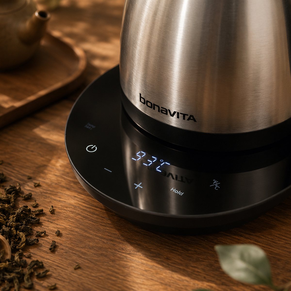 Bollitore elettrico collo d'oca Bonavita Cosmopolitan in acciaio inox sulla sua base riscaldante